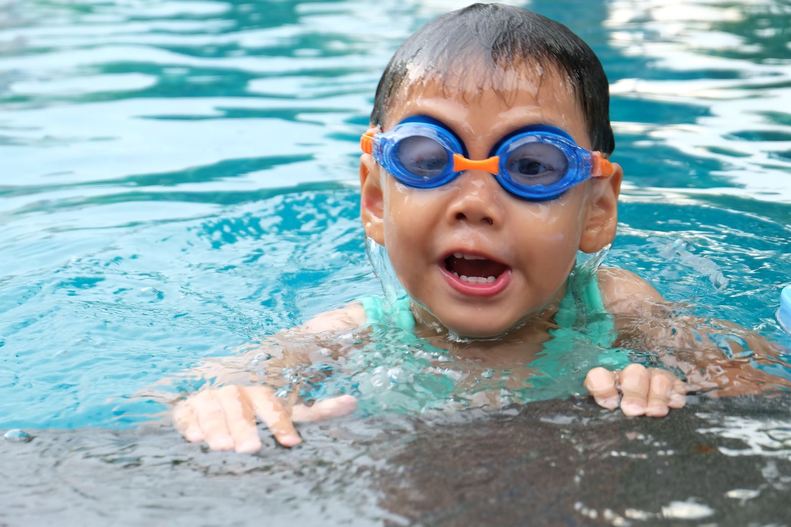Kind mit Schwimmbrille beim Schwimmkurs in Asbach