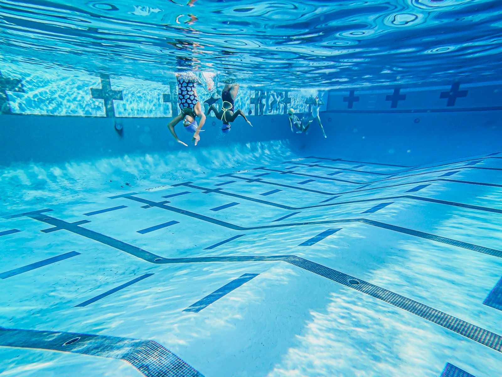 Kinder beim Schwimmen im Bewegungsbad